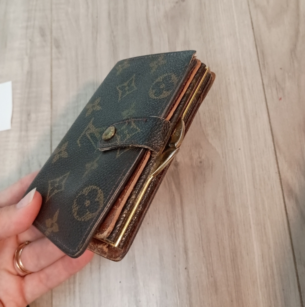 LOUIS VUITTON French Kisslock Wallet | Monogram - Picture 7 of 16